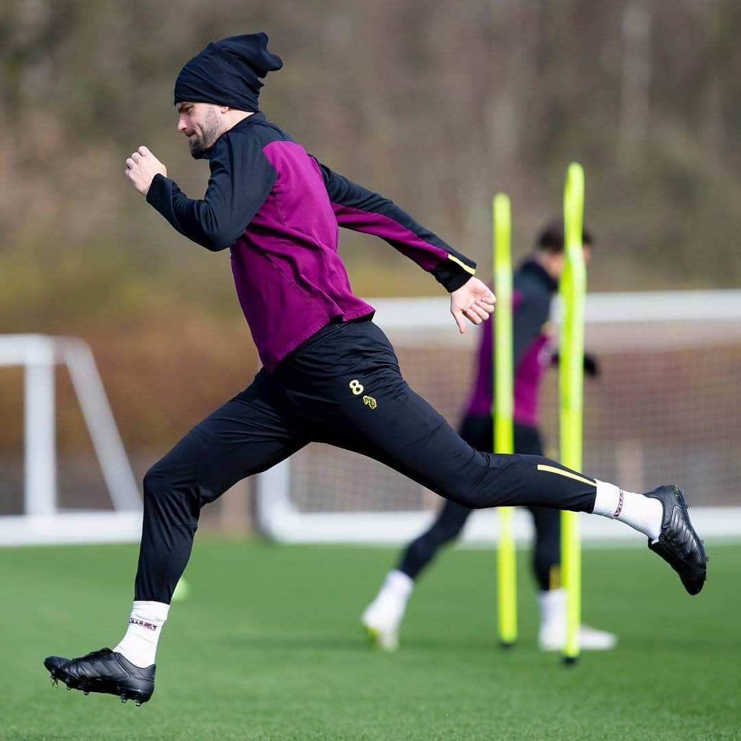 アストン・ヴィラFCさんのインスタグラム写真 - (アストン・ヴィラFCInstagram)「🔙🔜 . Dean Smith confirms @henri_lansbury10 is targeting a return against Blackburn. 👊 . #PartOfThePride #AVFC」3月22日 19時52分 - avfcofficial