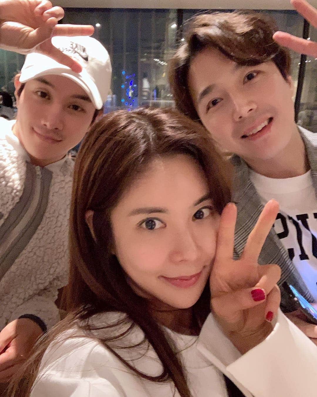 キム・ジュニさんのインスタグラム写真 - (キム・ジュニInstagram)「진짜 날 젤 잘아는 내 동생들♥️ 힘들때나 기쁠때나 누나곁에서 한결같이 지켜줘서 너무너무 고마워♥️ 다 잘되자!! . #Junie친구들」3月22日 19時52分 - evajunie