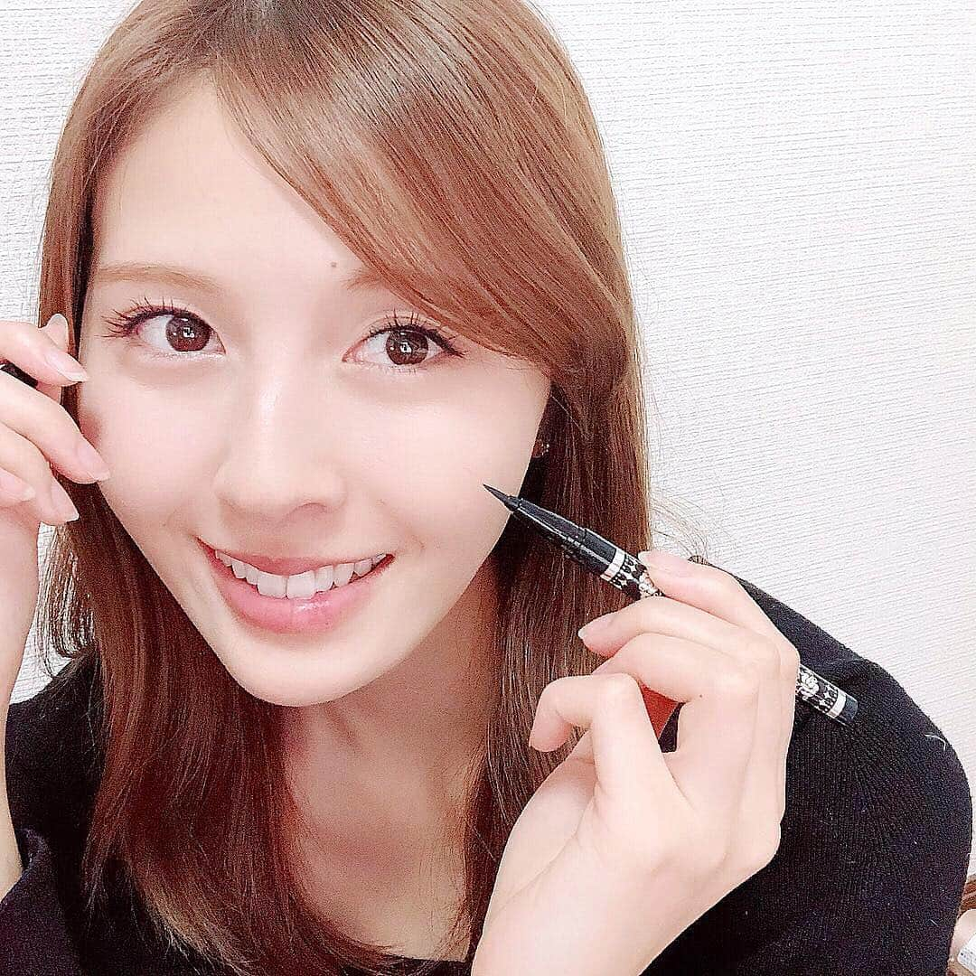 菊原梨華さんのインスタグラム写真 - (菊原梨華Instagram)「・ ・ アイライナーを新しくしたくて @コスメなど沢山のコスメ賞を受賞してるベルバラのアイライナーを使ってみた✨ ・ 24時間ウオータープルーフだから1日中全然よれない🙆‍♀️ ・ これから汗もかくし 夏になったら海も行くし🏖 活躍間違いなしっ！ ・ 筆も細くて色もしっかりしてて 描きやすい〜🤩 ・ ベルバラって前からあったし 気になってたけど 早く使えばよかった❤️！ ・ #アイライナー#クレアボーテ#ベルばらコスメ #アイライナー＃ベルばらコスメアンバサダー#リキッドアイライナー#おすすめコスメ#make#makeup #cosmetics #pic#picture#写真#ウォータープルーフ#good#followme#follow#instagood#love#新作コスメ#コスメ#beauty#me」3月22日 19時53分 - happyluckyhappy