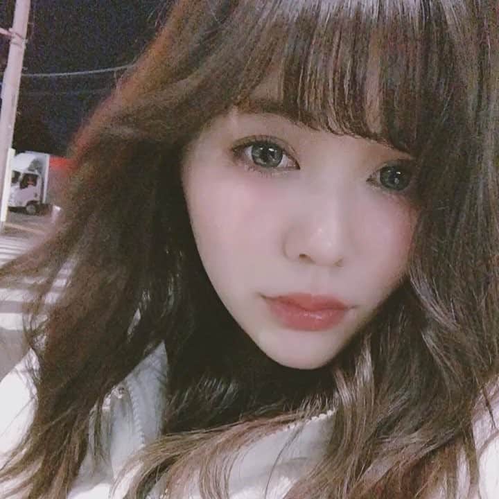 のインスタグラム：「ㅤㅤㅤㅤㅤㅤㅤㅤㅤㅤ ㅤㅤㅤㅤㅤㅤㅤㅤㅤㅤ 先日 @a_clinic_ginza さんでずっと気になっていた #Aスレッド の施術をして頂きました✨ (1枚目の動画は施術したその日に撮ったもの！) ㅤㅤㅤㅤㅤㅤㅤㅤㅤㅤ タプタプしていた顔の肉が上に上がって施術後すぐに 顔が軽くなった感じでした😂！ 写真を撮るとアプリで小顔効果にしてる様になっていて超感動！でも会った人には言わないと気付かれない程度の変化でした️💓 ㅤㅤㅤㅤㅤㅤㅤㅤㅤㅤ  料金や施術内容はAclinicさんのHPからスクリーンショットしたので参考にしてみてください✨ AclinicさんHPには他にも丁寧に施術の説明や症例写真もありますので是非見てみてください☺️！ ㅤㅤㅤㅤㅤㅤㅤㅤㅤㅤ また今回Aスレッドの他に #グロースファクター と #エラボトックス もして頂きこちらは施術から3週間ほどで効果を感じ 何回かやり続ける事により高い効果を得られるそうで、また変化が出てきたらレポします✨ ㅤㅤㅤㅤㅤㅤㅤㅤㅤㅤ この投稿を見た方で迷ってる方遠慮なくDM等頂けましたらわたしでよろしければ回答させて頂きますし、カウンセリングに行ってみるのもオススメです✨ 人生一度の勝負事の前(例えば結婚式前)などにやると本当に写真写りが変わって良いかと思います✨！ ㅤㅤㅤㅤㅤㅤㅤㅤㅤㅤ #aclinic #山田哲雄 #柴田貴志 #美容外科 #美容クリニック #美容皮膚科 #小顔 #リフト #ボトックス #糸リフト #佐藤玲史 #ハイフ」