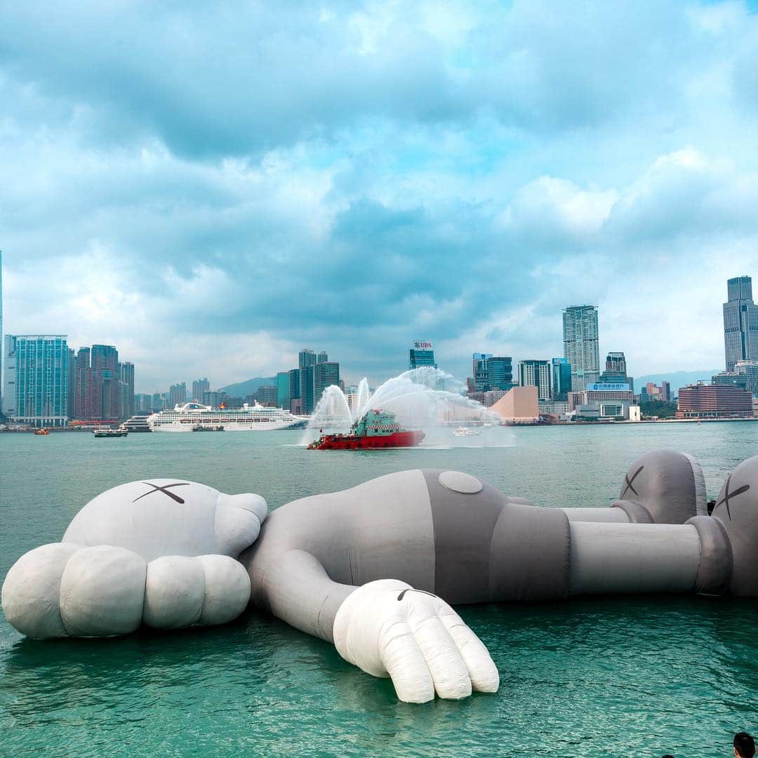 Discover Hong Kongさんのインスタグラム写真 - (Discover Hong KongInstagram)「KAWS:HOLIDAY Hong Kong is on! The artist’s giant COMPANION is now reclining in Victoria Harbour until the end of March – don’t miss out! 《KAWS:HOLIDAY》現已登陸香港！由現時至3月31日，準備好你的相機，到維港跟巨型COMPANION合照打卡吧！ #DiscoverHongKong」3月22日 19時54分 - discoverhongkong