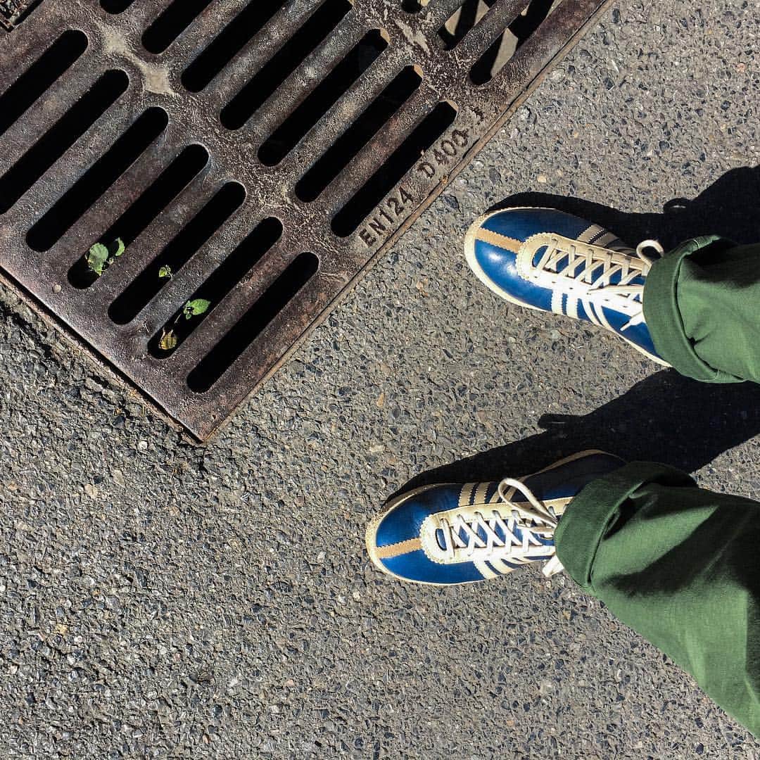 のインスタグラム：「Happy Day ! 🎧 Wearing The RODLER in BLAU : #1972 gewann der bekannte #Rennrodler Wolfram Fiedler in den Zeha-Schuhen die #europameisterschaft  Der #Zeha #Rennrodelschuh kam zum ersten Mal in den #1960er Jahren auf den Markt und verhalf #Spitzenrodlern wie Wolfram Fiedler und Horst Hörnlein zum #Olympiaerfolg.  Jetzt ist der Rodler zurück und vereint Originaldesign mit modernem Tragekomfort. Gefertigt ist er, wie alle Modelle von Zeha Berlin, aus hochwertigen Materialien in #portugal  #Rodler #zehaberlin #sneakers #streetwear #sporthistory #olympics #sport #vintage #oldgermanbrand #berlin #heritage #iconic #german #footwear #vintagesportswear  #sneakershoes #sneakerslovers #photooftheday #instagood #zehapeople」