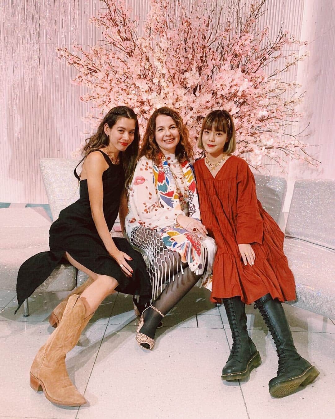 Rika Vanessaさんのインスタグラム写真 - (Rika VanessaInstagram)「@swarovski の クリエイティブディレクター Nathalieさんが来日中💎💍🌿 ・ ・ メイと私が超気に入った ネックレスをつけて😍 写真を撮って頂きました💁🏽‍♀️ 素敵な方でした🌸🌼 ・ 3枚目にもあるけど このコレクション可愛すぎるー！ ・ しかも値段が高くないんだよね…🤤 ・ ・ SWAROVSKI Ginza店は 桜を基調とした 煌びやかで美しい店舗でした👏🏼❤️ ・ ・ #SWAROVSKI #SWAROVSKIGINZA  #party #jewelry #fashion #accessory  #スワロフスキー #スワロフスキージュエリー #パーティー #クリエイティブディレクター  #ジュエリー #ネックレス #指輪 #銀座」3月22日 20時06分 - rikavanessa._