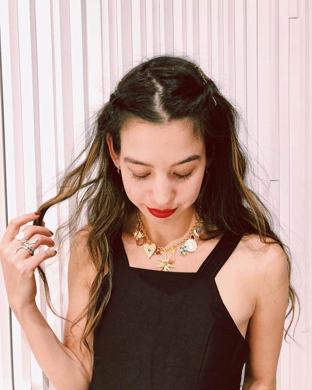 Rika Vanessaさんのインスタグラム写真 - (Rika VanessaInstagram)「@swarovski の クリエイティブディレクター Nathalieさんが来日中💎💍🌿 ・ ・ メイと私が超気に入った ネックレスをつけて😍 写真を撮って頂きました💁🏽‍♀️ 素敵な方でした🌸🌼 ・ 3枚目にもあるけど このコレクション可愛すぎるー！ ・ しかも値段が高くないんだよね…🤤 ・ ・ SWAROVSKI Ginza店は 桜を基調とした 煌びやかで美しい店舗でした👏🏼❤️ ・ ・ #SWAROVSKI #SWAROVSKIGINZA  #party #jewelry #fashion #accessory  #スワロフスキー #スワロフスキージュエリー #パーティー #クリエイティブディレクター  #ジュエリー #ネックレス #指輪 #銀座」3月22日 20時06分 - rikavanessa._