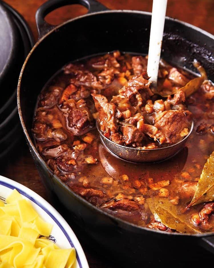 ナイジェラ・ローソンさんのインスタグラム写真 - (ナイジェラ・ローソンInstagram)「Let’s hear it for brown food! #RecipeOfTheDay is Carbonnade à la Flamande, a gorgeous beef and beer stew from Belgium. Photograph by Lis Parsons And to get the recipe, proceed as follows: tap on my name, which will take you to a page that has a link on it that says www.nigella.com/instagram. When you click on this link, it will take you to a page of photographs: click on the photograph of the recipe in question! #nigella #carbonnadealaflamande #carbonnadeflamande #brownfood」3月22日 20時01分 - nigellalawson