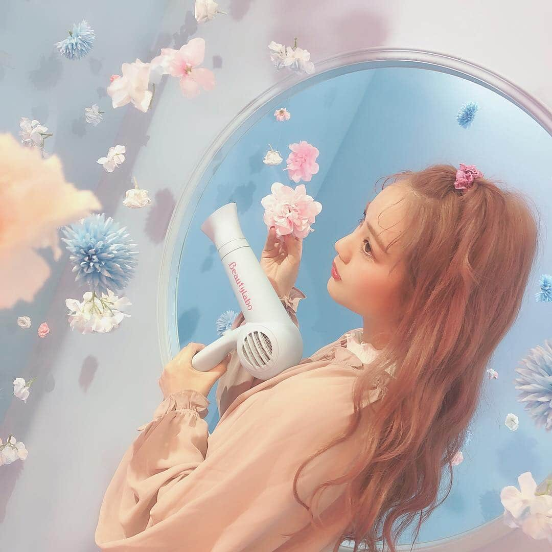 安中亜美さんのインスタグラム写真 - (安中亜美Instagram)「ㅤㅤㅤㅤㅤㅤㅤㅤㅤㅤㅤㅤㅤ ビニールミュージアムに行ってきたよ🌸 色んな可愛い映え写真が撮れるんやけど このビューティラボのブースがすごく可愛くて 大人気やった😍 染めた髪が綺麗に映るように設定してるみたいやから こんな感じで髪の毛が見えるように撮ってみたよ❤️ ㅤㅤㅤㅤㅤㅤㅤㅤㅤㅤㅤㅤㅤ #ビューティラボVM #ホイップヘアカラー#ビューティラボ　#ビニールミュージアム#ホーユー　#PR」3月22日 20時02分 - amitwinsworld