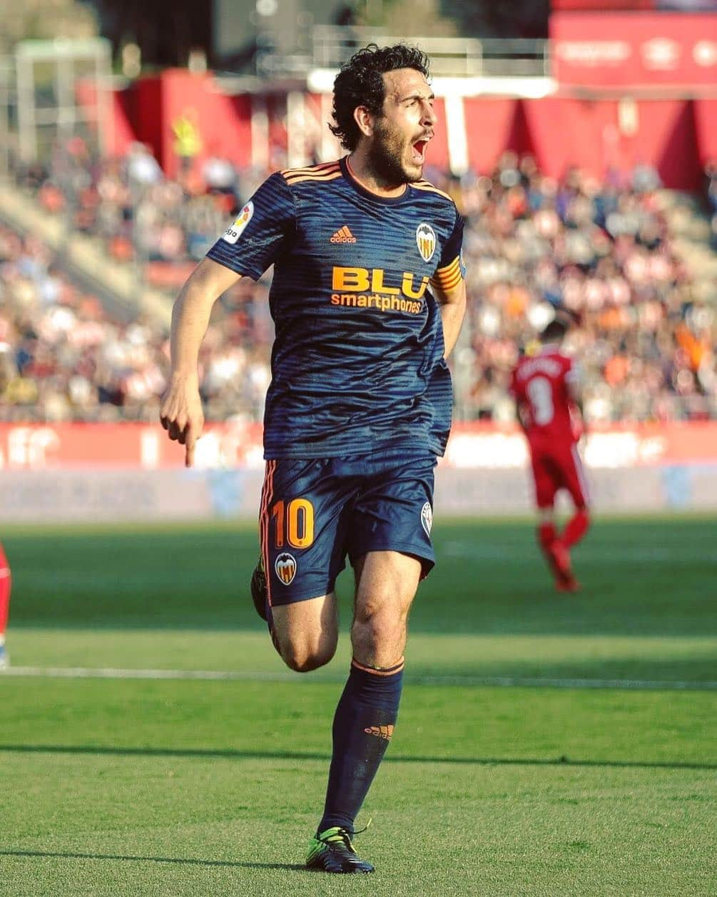 LFPさんのインスタグラム写真 - (LFPInstagram)「🗣 Euphoric CAPTAIN! • #LaLiga #LaLigaSantander #Valencia #Parejo #Football #Goals」3月22日 20時02分 - laliga