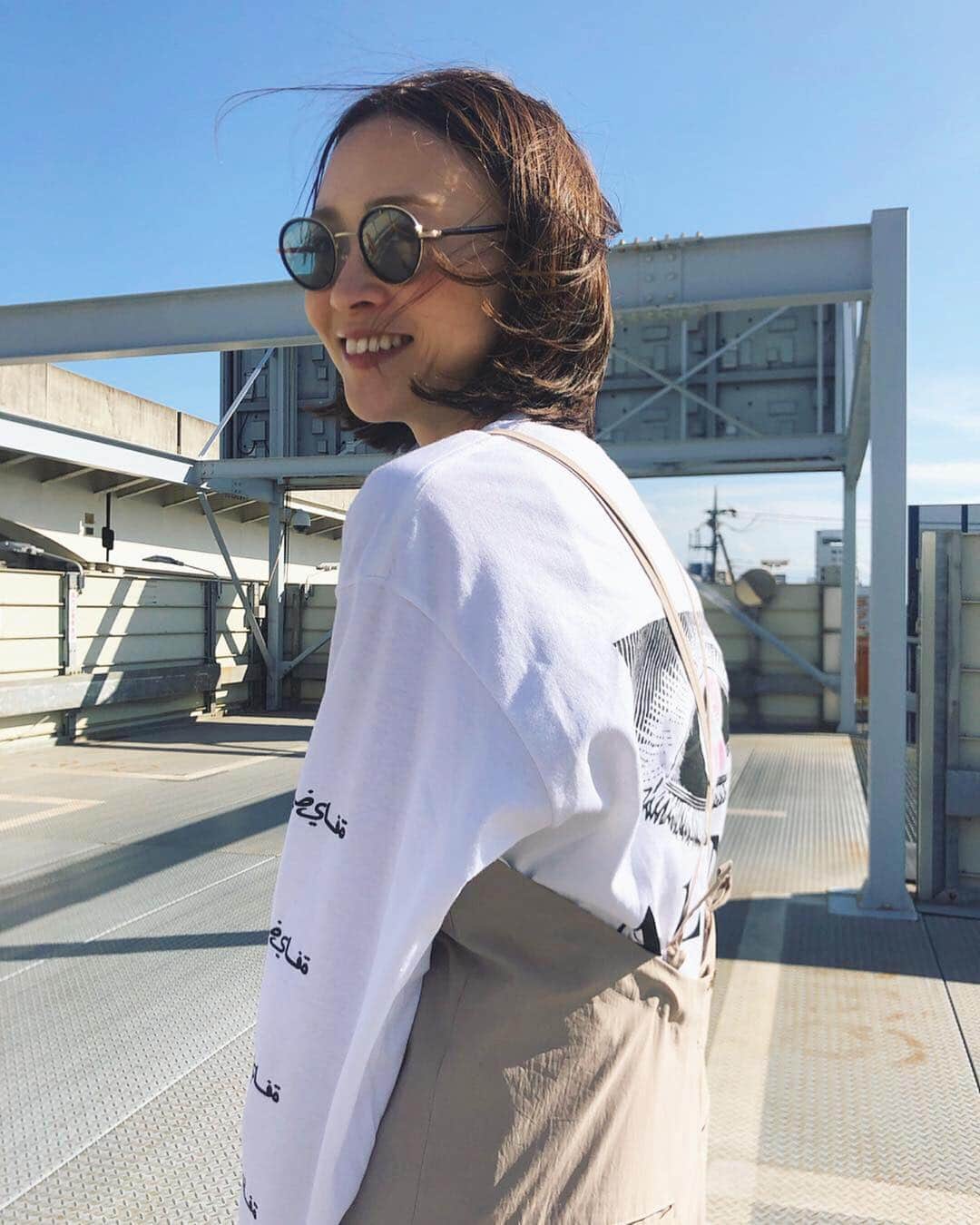 野尻美穂のインスタグラム：「風強くて髪すごい😇 DMでいただくサングラスの質問、アヤメのFOCUSです！レンズはブラックです😙 着てるサロペットはストレッチが効いて履きやす過ぎるアーリの物。 ロンTは後ろの目に一目惚れしたALONEの物。 オープントゥのブーツはマルジェラだよ🥺🧡 今週もおわりー！明日も楽しみがいっぱい💕 最高かよ👨🏻‍🦰 #やり直し😇 #EARIH #ALONE #ayame #maisonmargiela」