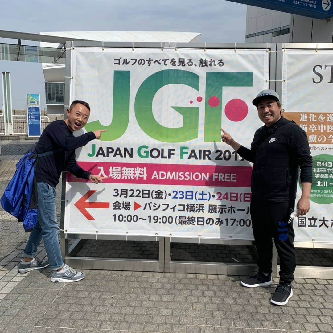大西ライオンさんのインスタグラム写真 - (大西ライオンInstagram)「JAPAN GOLF FAIR  に行ってきました。毎年恒例行事です！完全にプライベートで、なんせ、楽しんでます！私のゴルフの先生の村井さんと、あーだこーだ言いながら色んなブースを回ります！今年は「ギア猿」のおかげだと思いますが、よく声をかけてもらえました。ゴルフ芸人に少しずつ近づけてるのかなと思います。 #大西ライオン #ゴルフ芸人 #ジャパンゴルフフェア」3月22日 20時05分 - onishilion2010