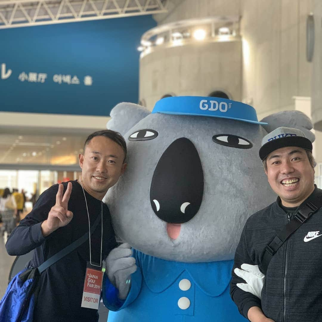 大西ライオンさんのインスタグラム写真 - (大西ライオンInstagram)「JAPAN GOLF FAIR  に行ってきました。毎年恒例行事です！完全にプライベートで、なんせ、楽しんでます！私のゴルフの先生の村井さんと、あーだこーだ言いながら色んなブースを回ります！今年は「ギア猿」のおかげだと思いますが、よく声をかけてもらえました。ゴルフ芸人に少しずつ近づけてるのかなと思います。 #大西ライオン #ゴルフ芸人 #ジャパンゴルフフェア」3月22日 20時05分 - onishilion2010