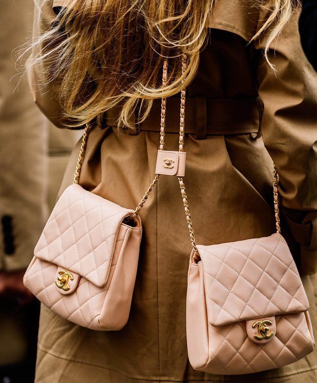 Blonde Saladさんのインスタグラム写真 - (Blonde SaladInstagram)「PRODUCT OF THE WEEK: unexpected and brand new icon, the SIDE-PACKS bag by @chanelofficial is the IT bag of the season🌸 Find out more about it on our mag babes! #theblondesalad #chanel #sidepacks #itbag #trend #ss19 📸 @cm_fashionfruits」3月22日 20時05分 - theblondesalad