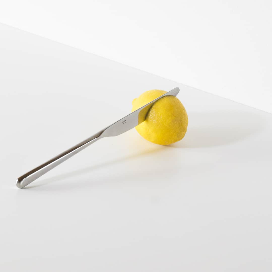 アレッシィさんのインスタグラム写真 - (アレッシィInstagram)「When life gives you lemons... cut them up and enjoy. Guest star: #Amici cutlery set 📸 @hardwearing」3月22日 20時06分 - alessi_official