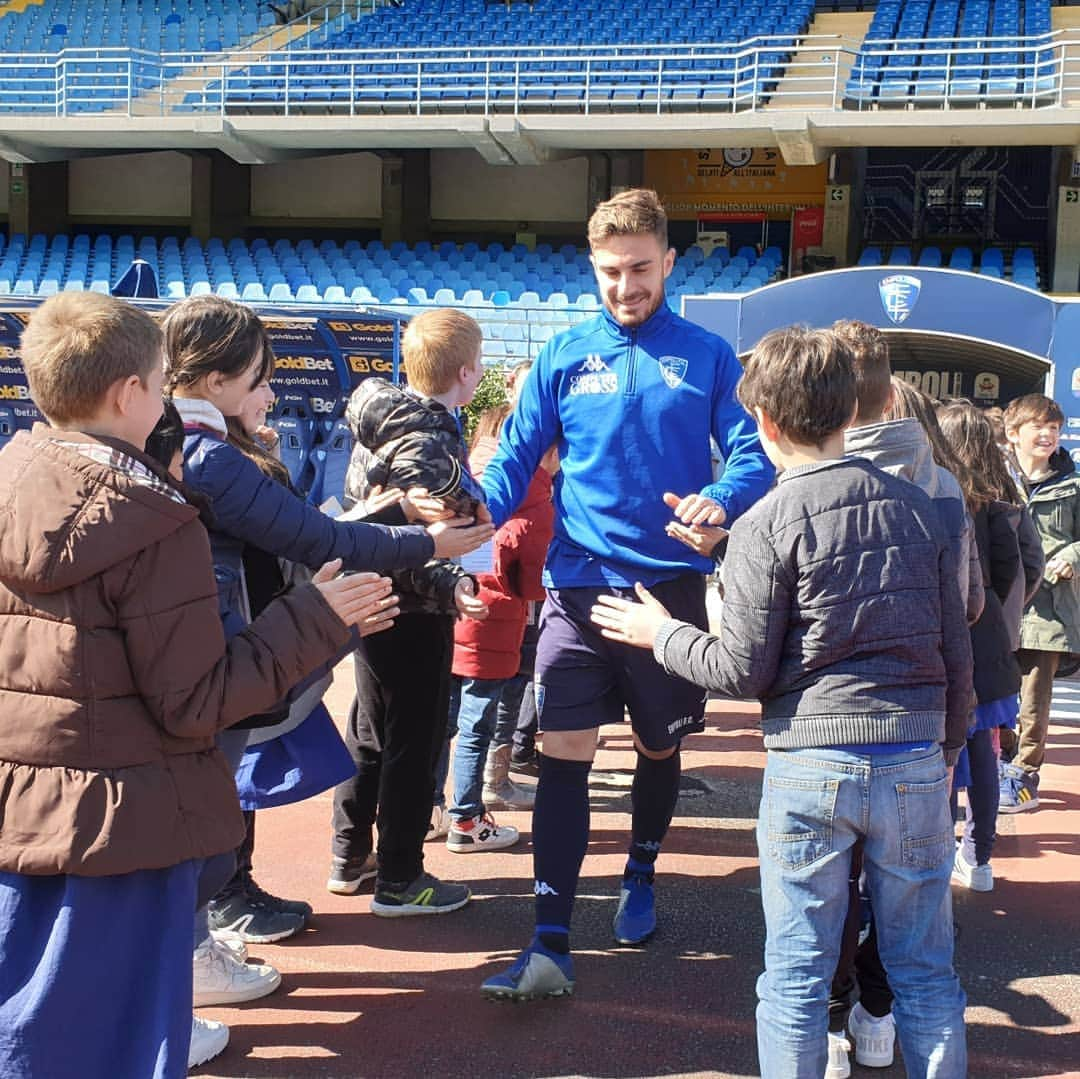 エンポリFCさんのインスタグラム写真 - (エンポリFCInstagram)「#ScuoladelTifo Ospiti speciali stamani al Castellani: gli alunni dell'Istituto scolastico Baccio da Montelupo di Montelupo Fiorentino hanno prima incontrato gli azzurri ed hanno poi assistito alla seduta di allenamento che si è svolta al Sussidiario 📸」3月22日 20時06分 - empoli_fc_official