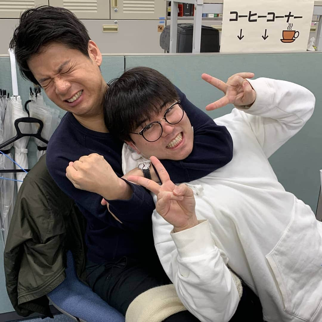 CBCテレビ アナウンス部さんのインスタグラム写真 - (CBCテレビ アナウンス部Instagram)「ヘッドロックをする石井アナ。 永岡アナには全く効いていないみたい！ 笑顔でピース。そう、ピース、平和。 今日もアナウンス部は平和です。 #CBC #アナウンサー #石井亮次 #永岡歩 #ゴゴスマ #ナガオカスクランブル #ピース #平和 #CBCアナウンス部 #平和」3月22日 20時06分 - cbc.announcer