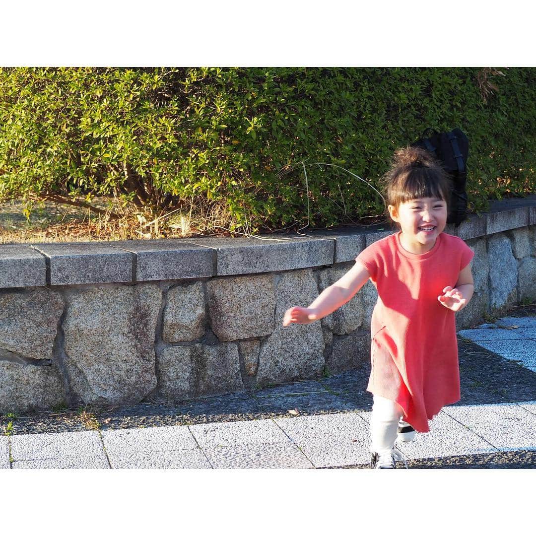 Kyooonさんのインスタグラム写真 - (KyooonInstagram)「たまには親子コーデ👧👩﻿ 2人ともGUのワンピとレギンス✨﻿ 私150cmないおチビなので、試着なしでお洋服を買うと失敗する確率が高いしほんと服選びってかなり難しくて🤯﻿ ﻿ ﻿ でもこのワンピは私でもダボッとしすぎず﻿ 久しぶりのリンクコーデで嬉しい🤤♡﻿ ﻿ ﻿ いつか次女と3人でリンクコーデが夢😍﻿ 娘達はすこしでも高くなりますように🤣﻿ カルシウムカルシウム🥛🐄﻿ 背が高い人憧れるなぁ✨﻿ ﻿ 最後よーいドンの走り方🤣🤣﻿ #gu_for_all#GUstyle#gupr#親子リンク#キーネックTワンピース#リブスリットレギンスパンツ#ワッフルワンピース#ワッフルレギンス#4歳#4歳10ヶ月#低身長コーデ#ママコーデ#親子コーデ」3月22日 20時15分 - fancykyon