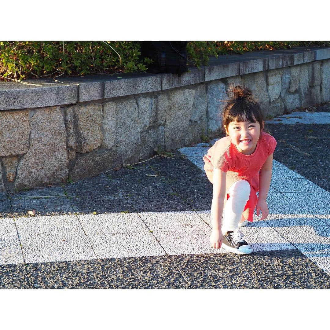Kyooonさんのインスタグラム写真 - (KyooonInstagram)「たまには親子コーデ👧👩﻿ 2人ともGUのワンピとレギンス✨﻿ 私150cmないおチビなので、試着なしでお洋服を買うと失敗する確率が高いしほんと服選びってかなり難しくて🤯﻿ ﻿ ﻿ でもこのワンピは私でもダボッとしすぎず﻿ 久しぶりのリンクコーデで嬉しい🤤♡﻿ ﻿ ﻿ いつか次女と3人でリンクコーデが夢😍﻿ 娘達はすこしでも高くなりますように🤣﻿ カルシウムカルシウム🥛🐄﻿ 背が高い人憧れるなぁ✨﻿ ﻿ 最後よーいドンの走り方🤣🤣﻿ #gu_for_all#GUstyle#gupr#親子リンク#キーネックTワンピース#リブスリットレギンスパンツ#ワッフルワンピース#ワッフルレギンス#4歳#4歳10ヶ月#低身長コーデ#ママコーデ#親子コーデ」3月22日 20時15分 - fancykyon