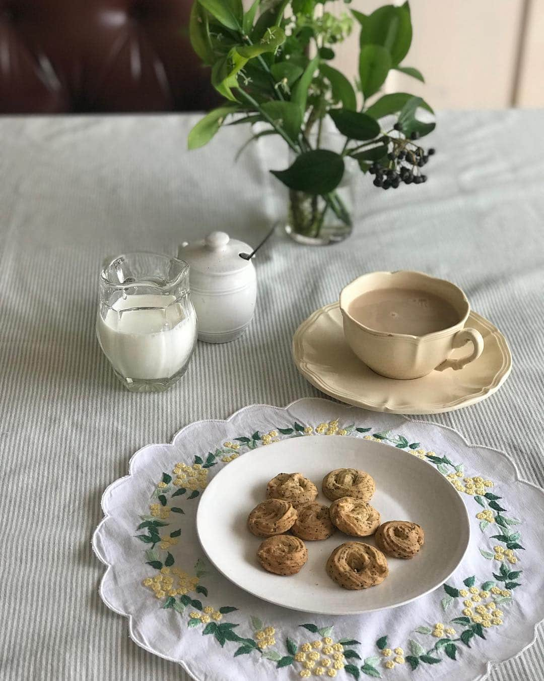 福田淳子さんのインスタグラム写真 - (福田淳子Instagram)「撮影が続いて、たまっていたあれこれとアトリエを片付けてすっきり。気分転換にクッキー焼いて（アールグレイのサブレヴィエノワ）お茶を淹れて一息。窓を大きく開けてなんだかとてもよい気分に。お茶はクスミティーのサンクトペテルブルク。アールグレイにキャラメル、レッドフルーツ、バニラのフレーバー。ミルクティーにぴったりの紅茶。忙しくなってくると、何かも雑になってくるのですが（立ってごはん食べてるし）たまにはちゃんと優雅な気持ちでお茶もしないとね、と思いました。昨日は半期に一度くらいのお楽しみ撮影でした。まさかの「妄想」がテーマ。撮影自体がものすごく面白かったです。私は完全に裏方なのですが誌面が出来上がって紹介するのが楽しみです。  #3時のおやつ #サブレヴィエノワ #ミルクティー #クスミティー  #サンクトペテルブルク  #KUSMITEA  #StPetersburg」3月22日 20時09分 - junjunfukuda