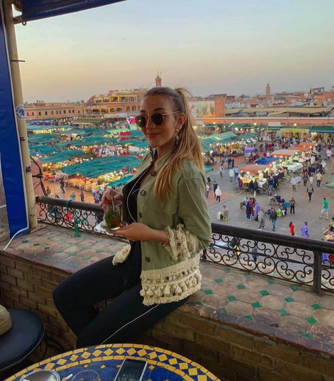 ヴィットリア・レペットのインスタグラム：「Moroccan vibes 🍵🇲🇦 #Marrakech #sunset」