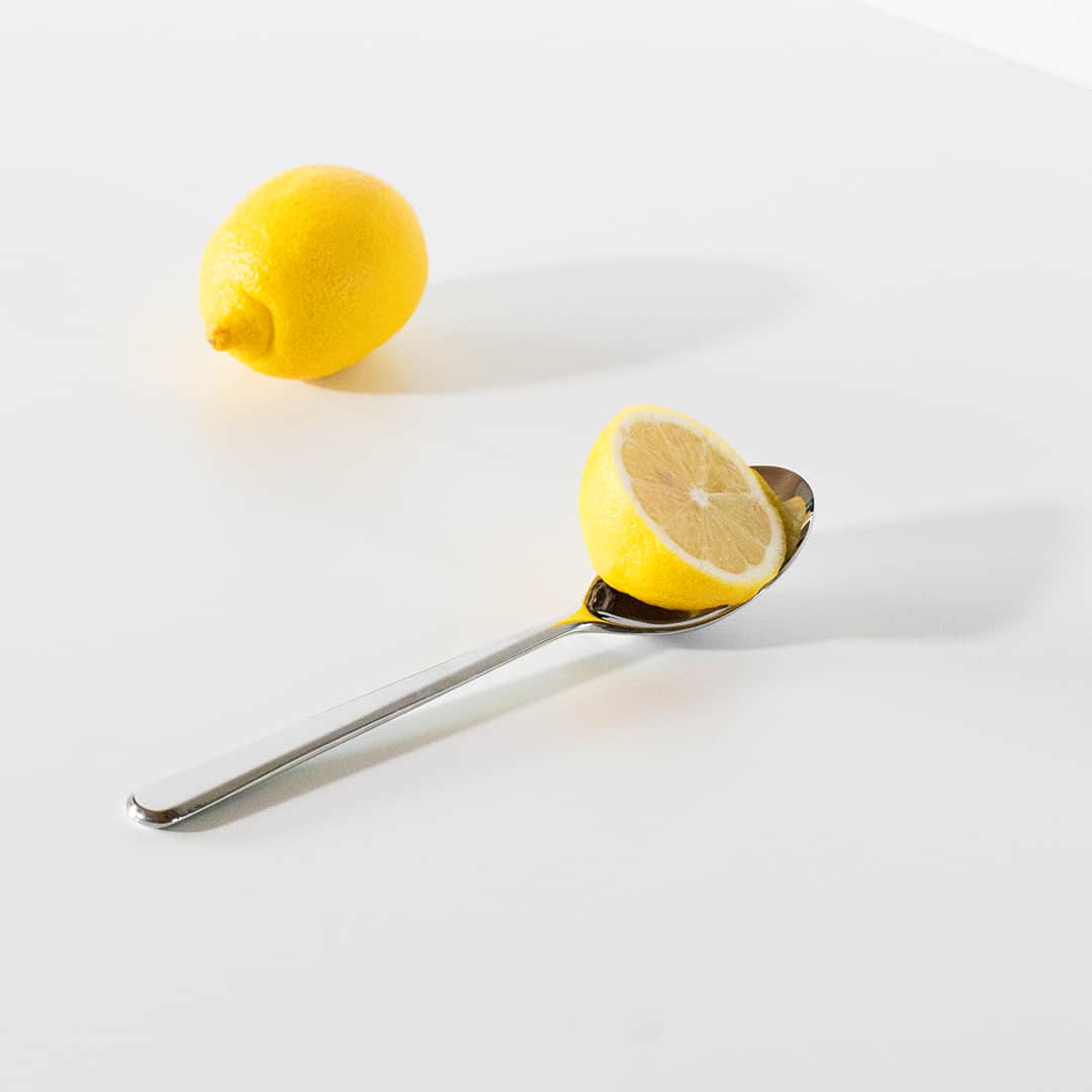 アレッシィさんのインスタグラム写真 - (アレッシィInstagram)「When life gives you lemons... cut them up and enjoy. Guest star: #Amici cutlery set 📸 @hardwearing」3月22日 20時14分 - alessi_official