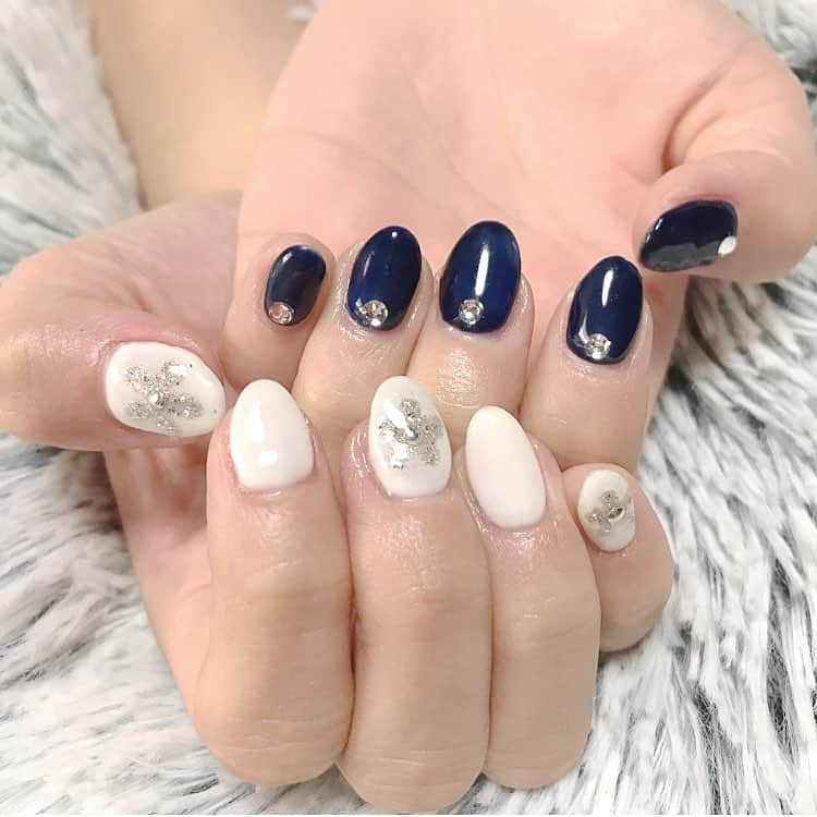 中嶋桃花さんのインスタグラム写真 - (中嶋桃花Instagram)「new nail❤︎ いつもピンクとベージュばっからだから今回は紺にしてみました🌙  大人っぽくなったかな🌷  #モモnails」3月22日 20時24分 - momoka_nakajima