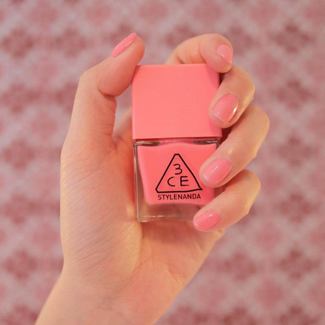 Official STYLENANDAさんのインスタグラム写真 - (Official STYLENANDAInstagram)「#과즙광택 #여리꽃물톤 시럽네일🍯🌸﻿ 3CE NAIL LACQUER #PK24﻿ #3ce #3cemoodforblossom #jellynails #stylenanda」3月22日 20時18分 - houseof3ce