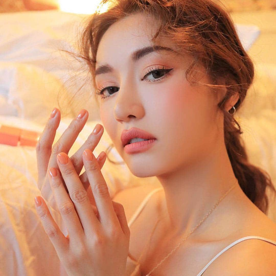 Official STYLENANDAさんのインスタグラム写真 - (Official STYLENANDAInstagram)「#과즙광택 #여리꽃물톤 시럽네일🍯🌸﻿ 3CE NAIL LACQUER #PK24﻿ #3ce #3cemoodforblossom #jellynails #stylenanda」3月22日 20時18分 - houseof3ce