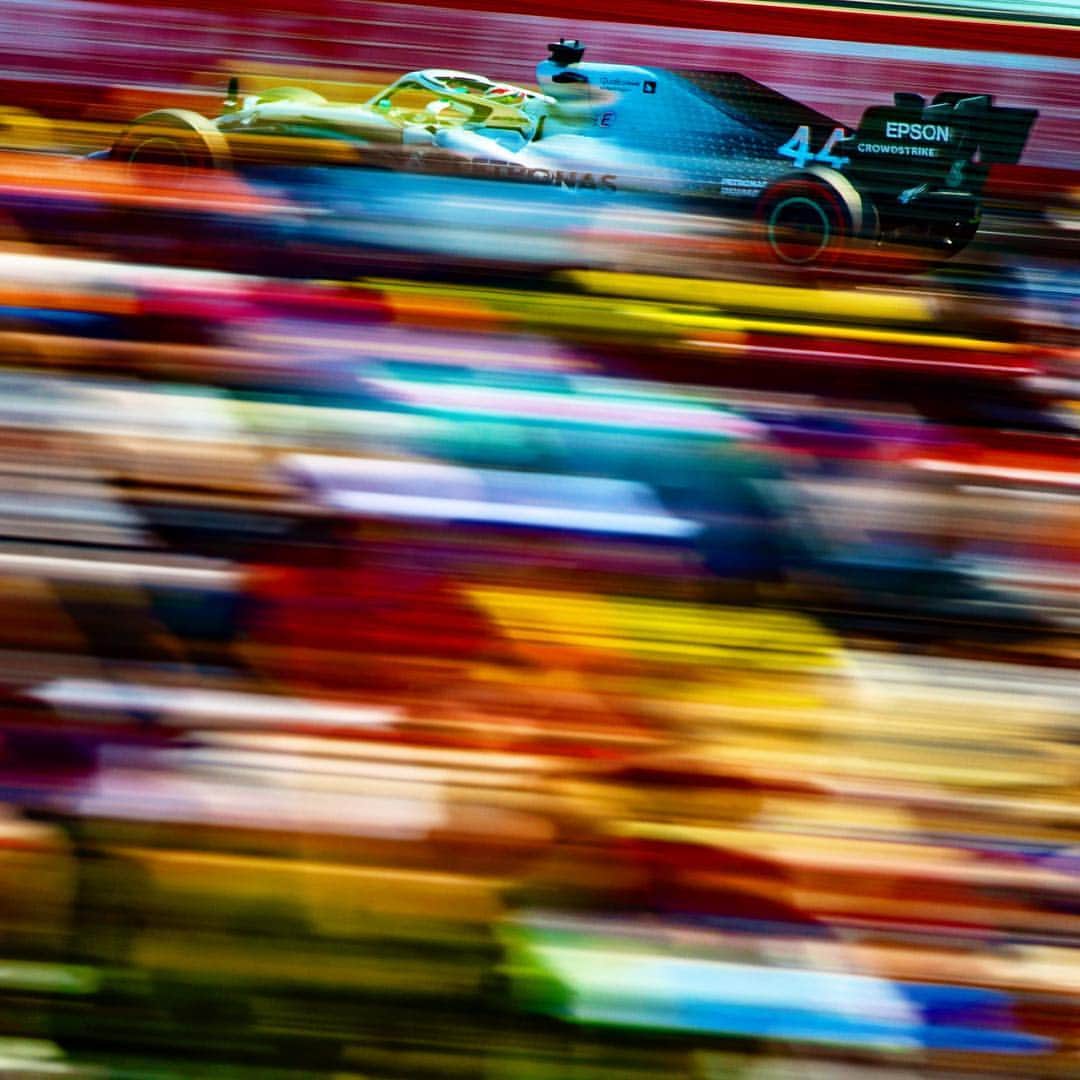 MERCEDES AMG PETRONASさんのインスタグラム写真 - (MERCEDES AMG PETRONASInstagram)「😍😍😍 Colour Rush 🎨 • • • #Mercedes #MercedesAMGF1 #F1 #Formula1 #PETRONASmotorsports #LH44 #AusGP」3月22日 20時19分 - mercedesamgf1