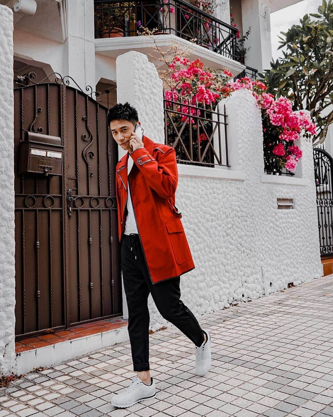 のインスタグラム：「Did you see me strolling down your neighbourhood with a big grin on my face? 😏  That's because i found out how upgrading to a brand new phone can now be such a breeze!  Get a flagship phone for $0 upfront, and at affordable monthly payments from $29/mth with @Singtel SIM Only plans now. These include the latest phones like the iPhone XS and Samsung Galaxy S10.  Save with Mobile Leasing so that you get to spend more on the other things you love in life; nice holidays, visits to your favourite restaurants and more. 😉  What's even more amazing is the easy sign up – no credit card, minimum income or deposit needed!  Come stroll with me ❤  For more info, visit singtel.com/leasing.  #SimOnly #MobileLeasing #AlltheDataYouNeed #Singtel #sp  Special thanks to Creative Director: @waltertan Hairstylist: @ryan_yap」