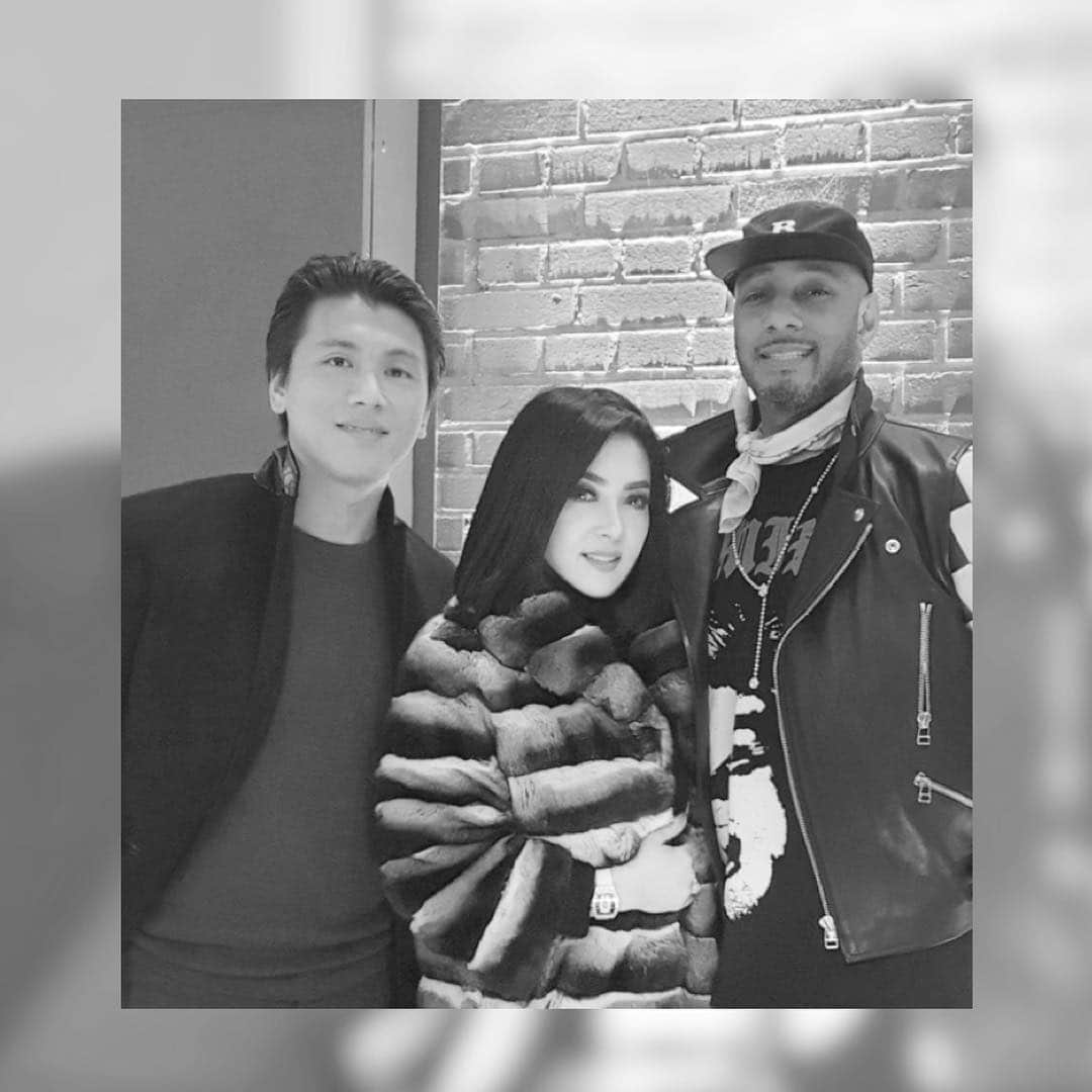 Syahriniさんのインスタグラム写真 - (SyahriniInstagram)「• Yang Sebelah kanan Ituuhh Suami Nya Alicia Keys My Old Friend, Yang Sebelah Kiri Suami nya Syahrini Yang Di Pilihkan ALLAH SWT, MashaAllah...Seperti Ituhhh Pemirsaahhh !  ________\\\________  #PrincesSyahrini #Restu」3月22日 20時22分 - princessyahrini