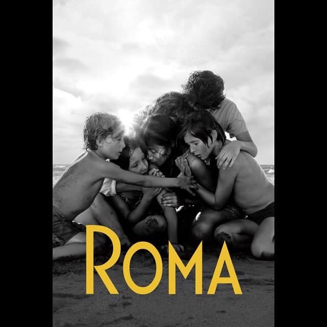 佐津川愛美さんのインスタグラム写真 - (佐津川愛美Instagram)「🎥 #ROMA . . 映画館好きにとって、超絶話題のROMAをNetflixで観るかどうかはかなり難解な問題でしたが、めでたく劇場公開決定という事で、かなりかなり上がったー！！ありがとうございますー！！ 音、画、空気、温度、白黒だからこその想像が膨らむ良さがいっぱいでした。 素晴らしいなぁ。あんな素晴らしいものを観せてもらうと、自分の中にある色々な破片たちが昇華されていく気になっちゃう。  Netflix映画というまた新しいカタチのものが今後どう受け入れられていくのか、とても楽しみであります。 やっぱり私は映画館で観られてよかったなぁと思うけれど、こんな素晴らしい作品がどんどん増えていくならばやはり観ていきたい気持ちもあるし。 なんならお家で観るのが苦手な私が、観られるようになるキッカケをもらえるかもしれないし。 それでもやっぱり私はずっと映画館が好きだろうし。 自分の世界が広がるならとてもいいことだし。 とにかくとにかく、今回はROMAを映画館で観れた事に感謝します！  撮影で岡山にお邪魔さて頂き、ラッキーな事に近くにイオンシネマが！！ 物凄く豪華なポップコーンがあって、食べたかったなぁ。 1人だったので食べ切れなさそうと断念したのですが。 初めて行く映画館は知らないメニューや空間、楽しみ方いっぱいだなぁと、改めていいなぁと思いました😋  イオンシネマ系のみの上映かと思っていたら、アップリンクでも予告が流れていましたよ。他にも上映館広がったみたい！ぜひぜひー！」3月22日 20時32分 - aimi_satsukawa