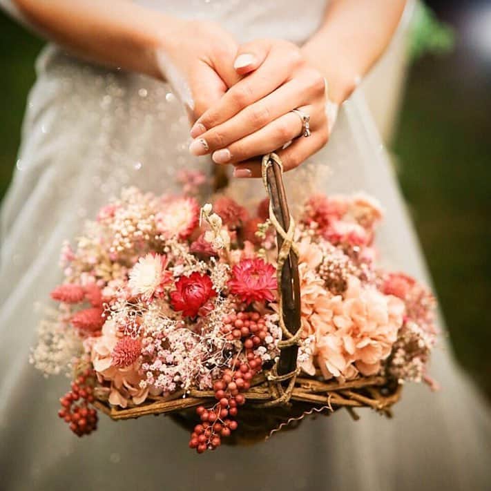 TAKE and GIVE NEEDS(T&G公式) さんのインスタグラム写真 - (TAKE and GIVE NEEDS(T&G公式) Instagram)「【#basketbouquet 】 ・ 大切な日のブーケは、世界に一つだけのオリジナルブーケを💐 ・ repost from👇@arkangel_geihinkan_utsunomiya ・ ・ #takeandgiveneeds #テイクアンドギヴニーズ#tg花嫁#wedding #weddingphoto #flowerwork#flowerarrangment #weddingdress #weddingphotography #アーカンジェル迎賓館 #アーカンジェル迎賓館宇都宮 #栃木花嫁#プレ花嫁#ブーケ#クラッチブーケ#宇都宮#結婚式#ウェディング#ウェディングブーケ#婚約#花のある暮らし #結婚式準備#ウェディングアイテム#ウェディングレポ#ネイル」3月22日 20時26分 - takeandgiveneeds_official