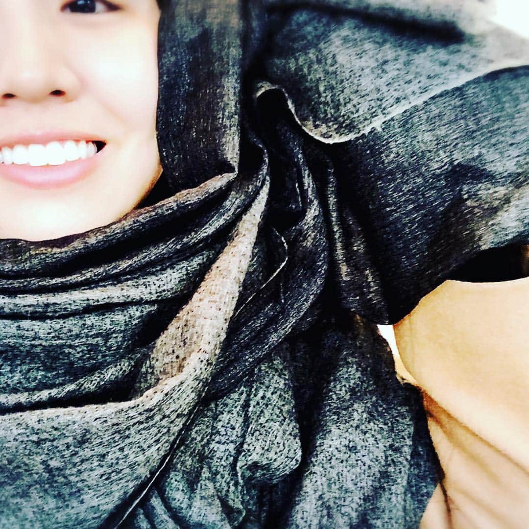 阿部真央のインスタグラム：「今や「情報」はその規模が拡大しすぎて、そこに人間が晒されてるなって思います。 日に当たりすぎたお花が枯れちゃうみたいに私たちの心が情報に食べられちゃいませんように。なんでもありすぎちゃいけないです。だから私は不要な情報から逃げる！ ファンクラブブログ書いてます是非。  あと、ファンクラブ内でのラジオ定期配信始まるよー わーわー」
