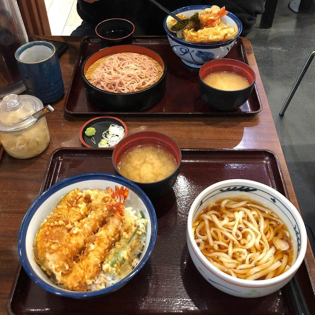 ギモさんのインスタグラム写真 - (ギモInstagram)「FUKUOKA!👋🏻 일본은 많이 다녔었는데 후쿠오카는 처음 왔어요! 날새고 출발해서 너무 졸리고 피곤했는데 일단 도착하자마자 크로와상으로 빈속을 어루만져주고 점심으로 오동통한 새우가 올려진 텐동을 먹으며 기력을 되찾았습니다ㅋㅋ 그리고 저녁식사로는 그 유명한 하카타역 키와미야 함바그를 영접✨ ..와 진짜..대박..! 이 맛 실화냐..🤤 오늘 먹은 함바그가 지금까지 일본에서 먹었던 식사 중 최고였습니다! 대.감.동! 메뉴는 함바그만 시키지 마시고 스테이크와 함바그 콤비를 시켜보세요! 블로그 리뷰 보고 시켜봤는데 스테이크 진짜 살살 녹음!! 소스는 계란소스와 소금으로~ 와 여기 그리고 아이스크림까지 맛나요 ㅜㅜ 세트로 하면 밥, 국, 샐러드, 아이스크림 무한 리필이라서 매장에서 한번 먹고 나갈때 아이스크림은 테이크아웃도 했어요👍🏻 내일은 아무 계획도 없는데 후쿠오카 잘 아시는 집사님덜! 추천즘 매니매니 해주세요!!🤣 - 즤집 주인님들은 내일 친구들이 방문탁묘 해주러 옵니다. (든든) 우리 쨔미 털바지에 💩달려있어도  피하지 말기..약속해🤙🏻 #japan #후쿠오카 #키와미야함바그 #진짜또갈꼬예여」3月22日 20時29分 - 1room1cat