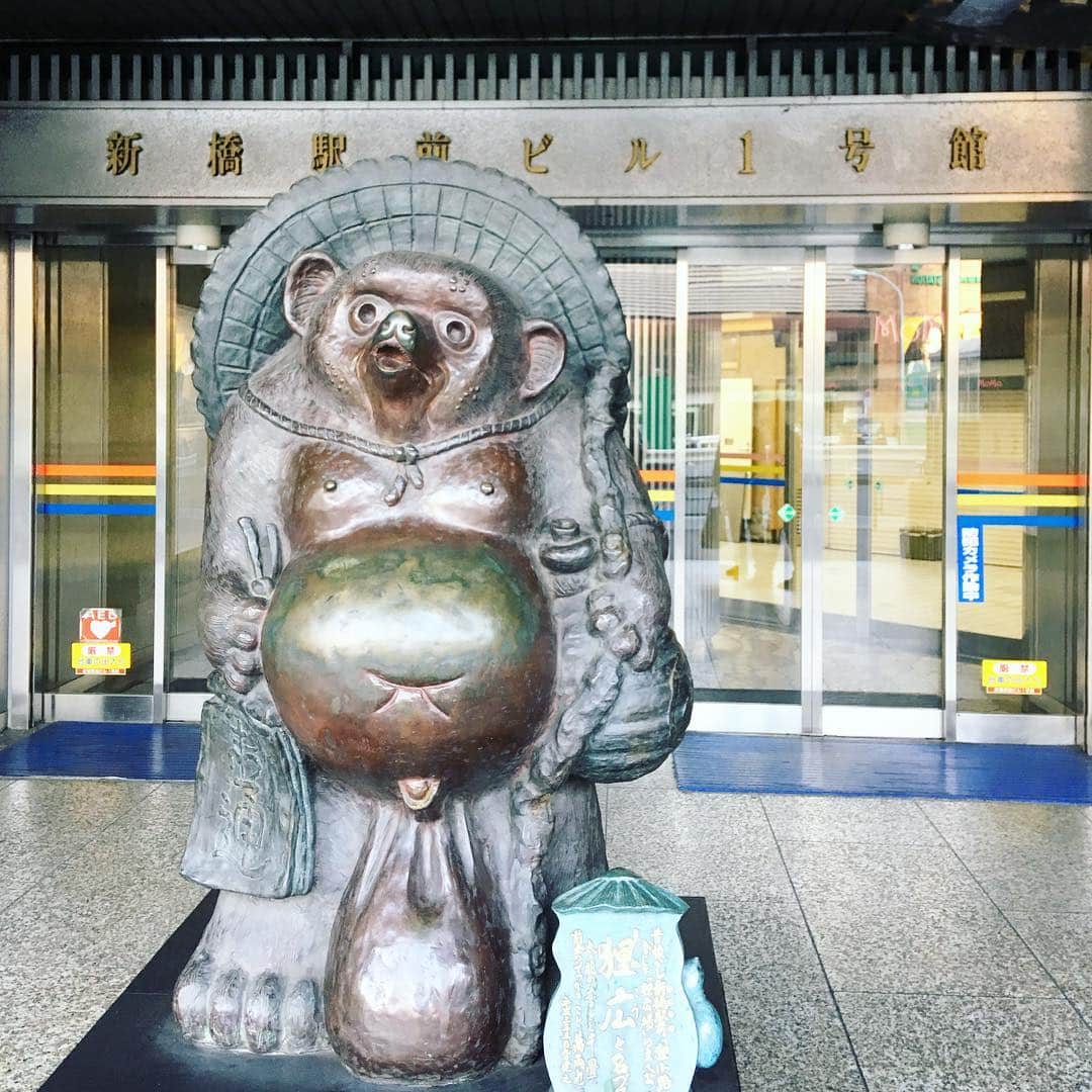 散歩の達人さんのインスタグラム写真 - (散歩の達人Instagram)「かの狸小路が由来の「狸広」でございます。 A Shinbashi raccoon dog. #hello #東京周辺路線バスさんぽ #バス #渋88 #いいビル #新橋 #東京 #shimbashi #bus #tokyo #散歩の達人」3月22日 20時30分 - san_tatsu