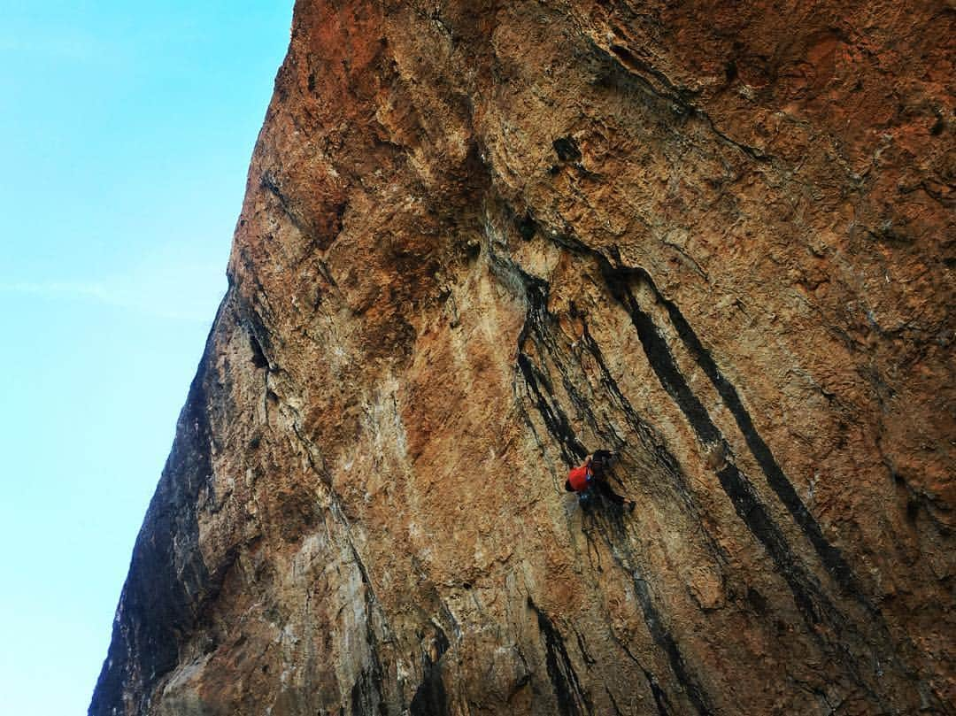 伊東秀和さんのインスタグラム写真 - (伊東秀和Instagram)「今回のツアーも折返し💫 day3 A plonk 8a+〔13c〕OS😊 その後、まずはFuck the systemの中間パートから右上するDigltal system 8cをTry開始✨上部ムーブ確認⤴️ day4🇪🇸2回トライして、惜しいライン💥中間部までの核心が悪く、あと一歩！下部の核心パートも前回のツアーよりも良い感覚で登れているので嬉しい。着実に一歩一歩近づいている⤴️ みんなで限界のトライをしたエネルギーに溢れる1日でした💪✨✨✨ @sachiamma @kayaowl @ciaoandreacossu @dawoods89 @steezybailey  @orientalbio1991 @skya_cs_sports_tv @mammut_japan @camp1889  #オリエンタルバイオ #mammut #スカイaクライミング #camp #spain #climbing #challenge #enjoy #climbing_lovers #climbing_photos_of_instagram #成長 #一歩 #hide9a #sachi9b #ヒデスク」3月22日 20時31分 - hide9a2019