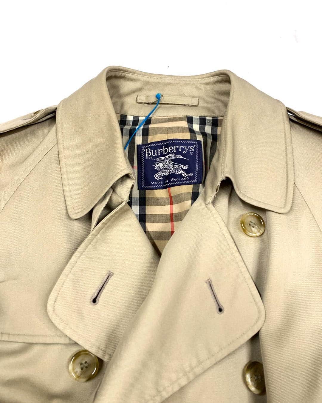 ジャムルさんのインスタグラム写真 - (ジャムルInstagram)「JAMMRU 入荷オープンは3/23です！ 3/23 NEW ARRIVAL!! Burberry's trench coat .  商品のお問い合わせは3/25月曜日以降お電話で承ります。 . #お問い合わせはお電話で承ります #jammru #osaka  #fashion  #streetstyle  #streetfashion  #vtg  #vintage  #used  #usedclothing  #古着 #古着屋 #ファッション #70s #80s #90s #burberry #trenchcoat」3月22日 20時34分 - jammru