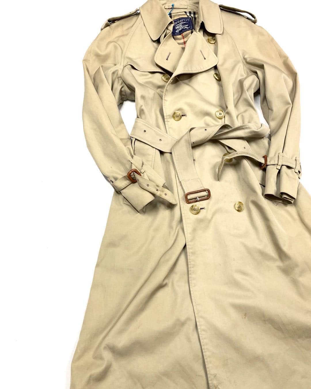 ジャムルさんのインスタグラム写真 - (ジャムルInstagram)「JAMMRU 入荷オープンは3/23です！ 3/23 NEW ARRIVAL!! Burberry's trench coat .  商品のお問い合わせは3/25月曜日以降お電話で承ります。 . #お問い合わせはお電話で承ります #jammru #osaka  #fashion  #streetstyle  #streetfashion  #vtg  #vintage  #used  #usedclothing  #古着 #古着屋 #ファッション #70s #80s #90s #burberry #trenchcoat」3月22日 20時34分 - jammru