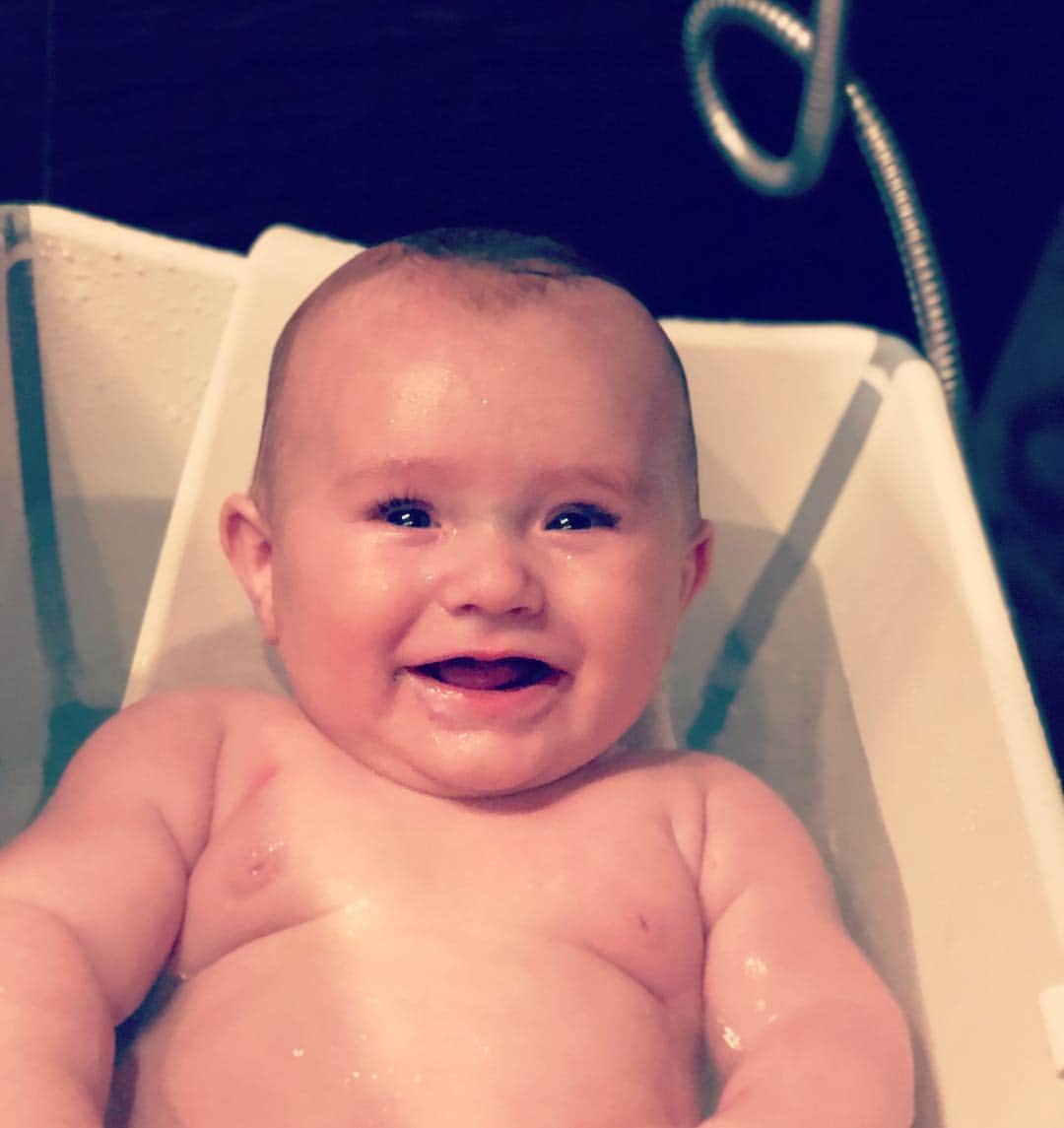 アレハンドロ・フェルナンデス・イグレシアスのインスタグラム：「Mi gordito 🧡☺️」