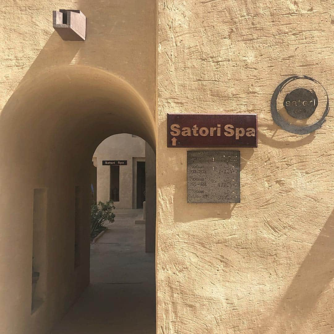 石田一帆さんのインスタグラム写真 - (石田一帆Instagram)「. ドバイでのお気に入りスポット Bab Al Shams Desert Resort & Spa🏜 . ここはまさに砂漠リゾートという感じで プールもスパもあるし宿泊もできて プールの目の前は砂漠になっています🐫 . トリートメントも体験させていただいたのですが もう気持ちよすぎて。本当に本当に最高でした😭 . これまたどこを見渡してもぜーんぶかわいい😧♡ シティとはまた違った楽しみ方ができました♡ ここで1日ずーっとゆっくりできたら最高。 ドバイへ行ったらここも是非いってほしいです⛲️ . 次は念願の。。🐫🏜🐫🏜 #ik_travel#ik_dubai#babalshamsdesertresortandspa#babalshamsdesertresort#babalshams#babalshamshotel#desert#camel#visitdubai#mydubai#tabijomap_dubai#ambassador#dubaitravel#dubaitrip#trip#travel#ドバイ#バブアルシャムスデザートリゾートアンドスパ#バブアルシャムス#ラクダ乗り#ラクダ#タビジョ#ドバイ旅行#ドバイ#女子旅」3月22日 20時36分 - ishidakazuho