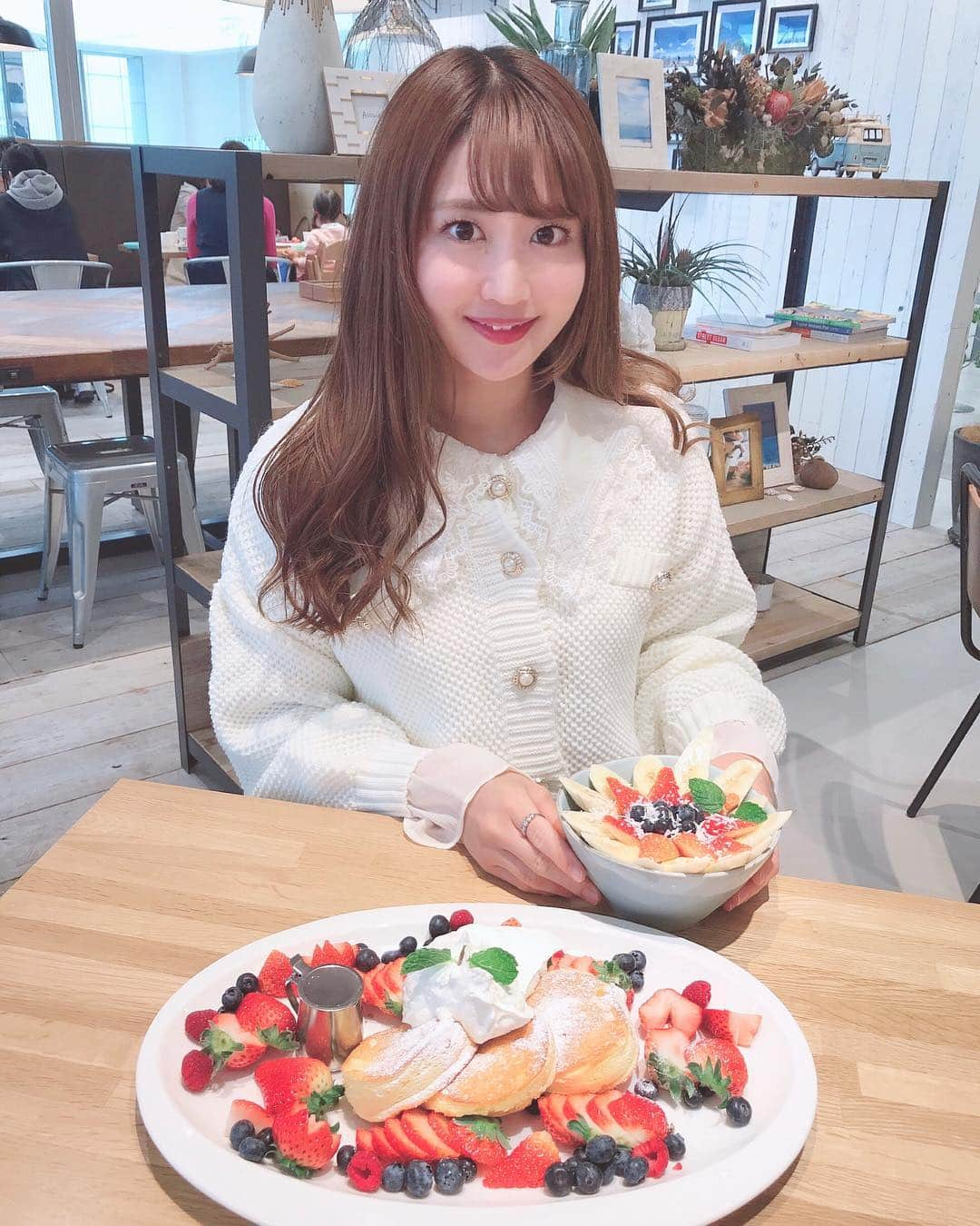 沢井里奈さんのインスタグラム写真 - (沢井里奈Instagram)「♡ . Sunny Days🏝🌺✨ . パンケーキのベリーベリー🥞🍓 フルーツボウルのサニーボウル🍌💕💕 どちらもとっても美味しかったです☺️💓💓 . ハワイ・ホノルルで人気のカフェみたいで 松坂屋名古屋店南館2Fにオープンした 女性のための新フロア『KiKiYOCOCHO』にあって 気になっていたので行けてよかったです😊❤️ ゆえ誘ってくれてありがと〜🌸🌸🌸 . . #さわーコーデ 👗💝 knit & blouse ♡ #sweemycloset @sweemy_closet . フリルブラウス＋レトロボタンニットカーディガン . ニットとブラウス別々にも着れて とっても可愛くてお気に入り👒🌼💕💕 . #sunnydays #pancakes #pancake #asai #asaibowl #matsuzakaya #nagoya #hawaii #honolulu #ootd #coordinate #fashion #instafashion #instagood #instagramjapan #japanesegirl #サニーデイズ #パンケーキ #パンケーキ巡り #アサイー #アサイーボウル #栄カフェ #名古屋カフェ #カフェ巡り #さわーカフェ巡り」3月22日 20時37分 - sawairina