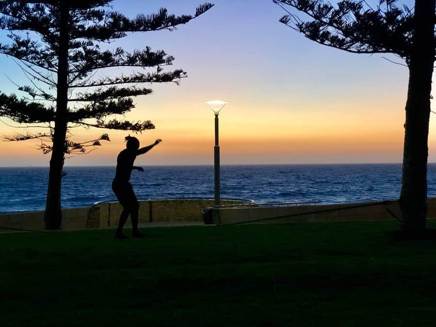 荒井陸さんのインスタグラム写真 - (荒井陸Instagram)「✔️ chill time🤙🌊🌎 ＿＿＿＿＿＿＿＿＿＿🖋 #オーストラリア#パース#海#ビーチ#夏#オフ #サンセット#夕日#いつもの#チルタイム#チルスポット #チル#とは#落ち着く#まったりする#という意味 #リフレッシュ#リラックス#タイム#夏って感じ」3月22日 20時38分 - a2desu