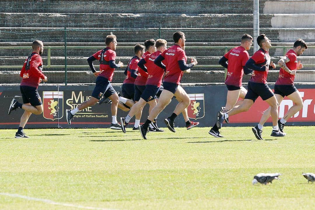 ジェノアCFCさんのインスタグラム写真 - (ジェノアCFCInstagram)「🏃‍♂️ Tutti di corsa verso lo stesso obiettivo. ❤️💙 Forza Genoa!」3月22日 20時38分 - genoacfc