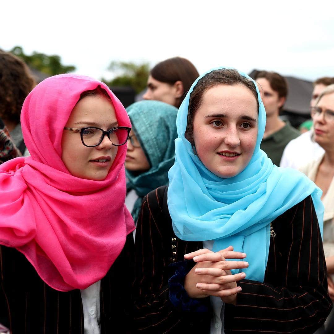 CNNさんのインスタグラム写真 - (CNNInstagram)「One week ago, a gunman killed 50 people in a terror attack at two mosques in Christchurch, New Zealand. Today, women around the country -- including Prime Minister Jacinda Ardern and Christchurch Mayor Lianne Dalziel -- wore headscarves to remember the victims and show solidarity for the Muslim community. “I hope that seeing thousands of New Zealanders wearing headscarves will show them how deeply we value and respect their courage,” said Kate Mills Workman, who is wearing one today as part of the "headscarf for harmony" campaign. (📷: William West/AFP/Getty Images, Marty Melville/AFP/Getty Images, Courtesy Hady Osman, Courtesy Kate Mills Workman, Courtesy Cathryn Allwood, Kai Schwoerer/Getty Images, Hannah Peters/Getty Images, Courtesy Izzy Ford)」3月22日 20時40分 - cnn