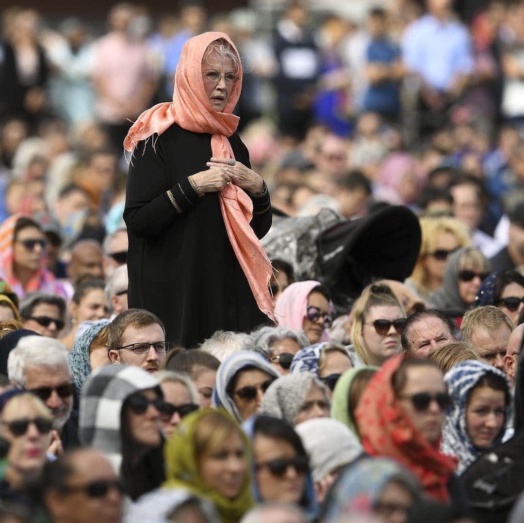 CNNさんのインスタグラム写真 - (CNNInstagram)「One week ago, a gunman killed 50 people in a terror attack at two mosques in Christchurch, New Zealand. Today, women around the country -- including Prime Minister Jacinda Ardern and Christchurch Mayor Lianne Dalziel -- wore headscarves to remember the victims and show solidarity for the Muslim community. “I hope that seeing thousands of New Zealanders wearing headscarves will show them how deeply we value and respect their courage,” said Kate Mills Workman, who is wearing one today as part of the "headscarf for harmony" campaign. (📷: William West/AFP/Getty Images, Marty Melville/AFP/Getty Images, Courtesy Hady Osman, Courtesy Kate Mills Workman, Courtesy Cathryn Allwood, Kai Schwoerer/Getty Images, Hannah Peters/Getty Images, Courtesy Izzy Ford)」3月22日 20時40分 - cnn