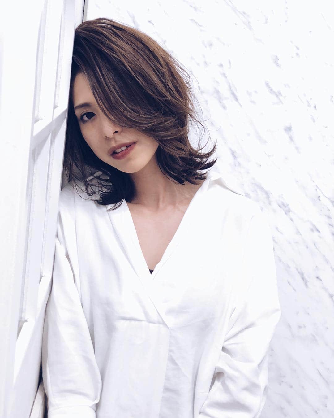 高橋菜摘のインスタグラム：「🌹🌹🌹 . 今日は息子の修了式でした🎓 春休み入ったら息子毎日居るじゃん😂 と焦り… 修了式後に表参道allureへ駆け込み♡ @allureomotesando  10代の頃からお世話になってる @hideki.chiba ありがとう〜😻 オーダーはざっくり伝えてあとはいつもおまかせ。 それでも安心だよ〜🙆‍♀️ 15年私の髪見てるから私より詳しいです😹💯 . あの頃、ヘアー撮影が忙しいとき 最高週3回カラーしたことあるなぁ。 今思えばありえない🙅‍♀️🙅‍♀️🙅‍♀️ さてスッキリサッパリ！ 春休み始まり〜♥️ #myhair」