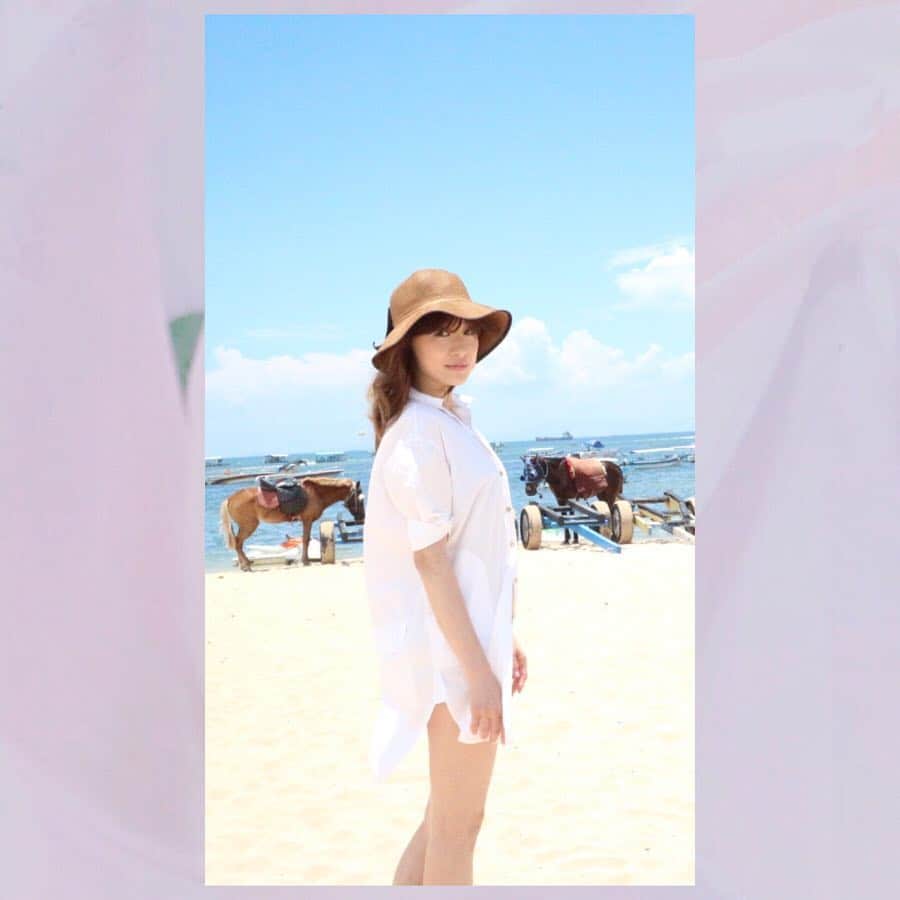 のインスタグラム：「#海辺  #夏先取り #馬がいた🐴  #ファンクラブ限定 #サマーカード撮影  #英語で話しかけられたのは  #可愛い子供達💕  #写真を撮ってと頼まれたよ #いつのまにか #囲まれてた #ピュアな女の子達 #さぁてどこでしょう  #明日は渋谷へ  #イベントのお仕事  #ツーショット写真 #朗読会 #店舗で当日チケット #僅かに販売されるそうです #時間は #13時 と #16時 #1000円 #お会いできたら嬉しいです💕」