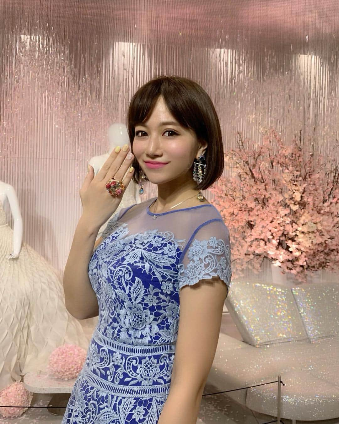 石井里奈さんのインスタグラム写真 - (石井里奈Instagram)「こんばんは🥰💕 . 今夜は、SWAROVSKI クリエイティブディレクター Nathalieさんの来日イベントに行ってきました🥺💕✨👭 . 初めてお会いしたNathalieさん🥺💕 . 本当にHappyオーラが満開で、笑顔がステキな女性でした☺️💕💕 . そんな彼女の人柄が、たくさんの素敵なコレクションに繋がってるんだなと実感☺️💕✨ 愛とか夢とかそんなパワーをたくさんもらえるジュエリーばかりで本当にとっても素敵でした🥰✨ . ネックレスは自分の @swarovski のネックレス🥰💕ピアスとリングは店頭のものを試し付けさせていただきました🙌 . アップステートメントコレクションも可愛かったし、銀座店も桜のディスプレイにリニューアルしてとっても可愛かったので是非チェックしてみてね❤️✨🌸 . 今日もお疲れ様でした💕💕 . #スワロフスキー #スワロフスキージュエリー #swarovski #ジュエリー #jewel #キラキラ #dress #パーティー #party #fashion #instagood #ファッション #おしゃれ #ginza #銀座 #night #nightout #ネックレス #リング #ring #イアリング #ピアス #dressup #blue #glitter #jewelry #jewellery #accessories」3月22日 20時44分 - ri7tin1025