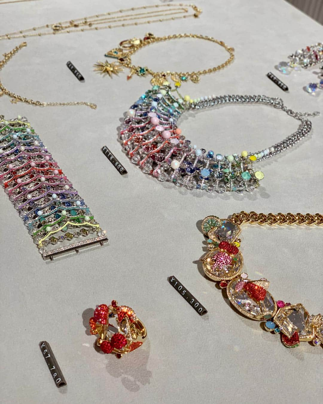 石井里奈さんのインスタグラム写真 - (石井里奈Instagram)「こんばんは🥰💕 . 今夜は、SWAROVSKI クリエイティブディレクター Nathalieさんの来日イベントに行ってきました🥺💕✨👭 . 初めてお会いしたNathalieさん🥺💕 . 本当にHappyオーラが満開で、笑顔がステキな女性でした☺️💕💕 . そんな彼女の人柄が、たくさんの素敵なコレクションに繋がってるんだなと実感☺️💕✨ 愛とか夢とかそんなパワーをたくさんもらえるジュエリーばかりで本当にとっても素敵でした🥰✨ . ネックレスは自分の @swarovski のネックレス🥰💕ピアスとリングは店頭のものを試し付けさせていただきました🙌 . アップステートメントコレクションも可愛かったし、銀座店も桜のディスプレイにリニューアルしてとっても可愛かったので是非チェックしてみてね❤️✨🌸 . 今日もお疲れ様でした💕💕 . #スワロフスキー #スワロフスキージュエリー #swarovski #ジュエリー #jewel #キラキラ #dress #パーティー #party #fashion #instagood #ファッション #おしゃれ #ginza #銀座 #night #nightout #ネックレス #リング #ring #イアリング #ピアス #dressup #blue #glitter #jewelry #jewellery #accessories」3月22日 20時44分 - ri7tin1025