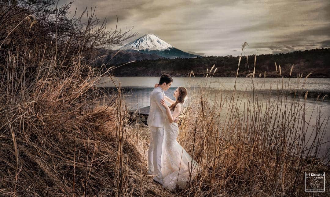 Decollte Wedding Photographyさんのインスタグラム写真 - (Decollte Wedding PhotographyInstagram)「[Mt. Fuji 富士山] ・ Photo by R.Kinoshita 木下 令 @rei_kinoshita_tvb  @decollte_weddingphoto  @decollte_weddingstyle ・ #overseasprewedding #japan #fuji #tokyo #osaka #kyoto  #weddingphotography #romantic #prewedding #weddingdress #weddinginspiration #love #日本 #富士山 #浪漫 #婚紗攝影 #海外婚紗 #色打掛 #花嫁 #婚紗 #唯美 #日式 #웨딩 #웨딩사진」3月22日 20時45分 - d_weddingphoto_jp