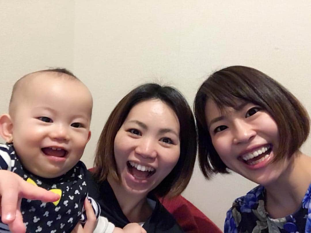 のインスタグラム：「本日ついに宝塚一次試験！！ 朝から宝塚で支度をしている生徒たちに会いに行き、出発のお見送りへ！！！ 仕事があったので、途中までしか立ち合えませんでしたが、出発前の生徒たちに会えて良かったです！  さてそんな本日は、３月最後のゆうゆうミュージック倶楽部でした🙏  レッスン後は、遠くに嫁いでしまい去年はなかなか会いに行けなかった幼馴染の心友にやっと会いに行けました💓 小さい頃からずーっと変わり者の私を理解してくれて、支えてくれて、助けてくれる。唯一無二の幼馴染🙏💦 そんな彼女の息子はもちろん可愛良すぎて💓私は貢ぎおばちゃんになります！！w  そして！昨日は堺少女歌劇団の第１期卒団生が稽古場に遊びに来てくれました💓 めっちゃくちゃ嬉しかったんですけど、中３だった子がもう大学生😵？！💦 すっかり綺麗なお姉さんになっていて月日の流れを突きつけられた事に結構なショックを受けたので😱💦💦w これを機に全ての出会いにあらためて感謝して、１日１日を大切に生きて行く事をあらためて思い直す事にします！！！ #宝塚受験 #宝塚音楽学校 #宝塚 #宝塚歌劇団」